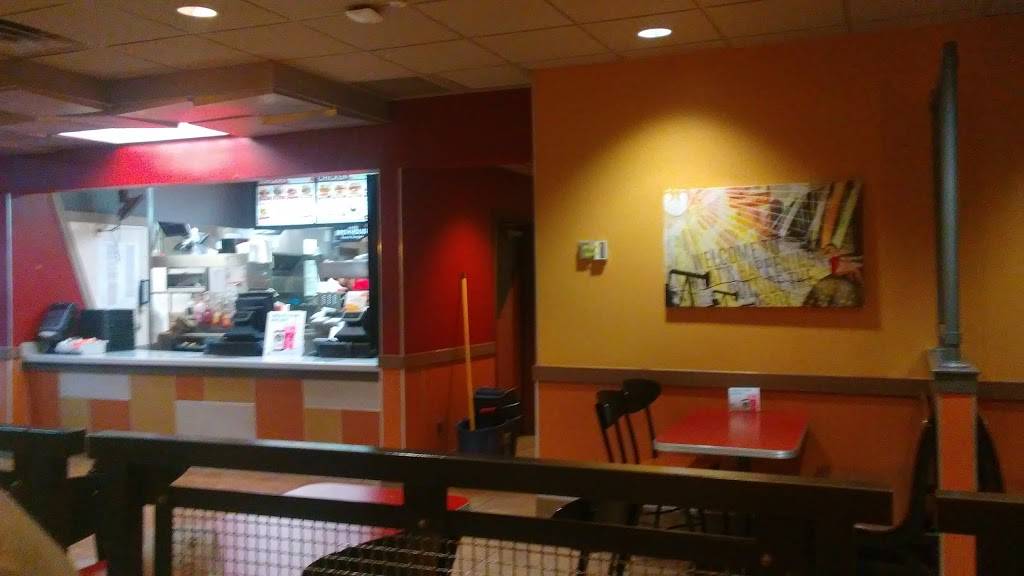 Jack in the Box | restaurant | 7260 N Stemmons Fwy, Dallas, TX 75247, USA | 2146375758 OR +1 214-637-5758