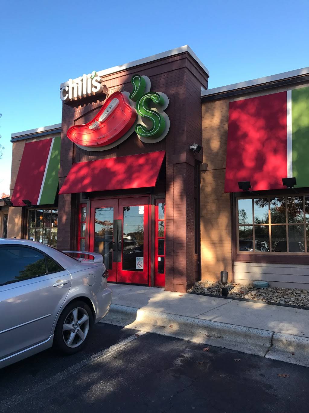 Chilis Grill & Bar | meal takeaway | 6324 Glenwood Ave, Raleigh, NC 27612, USA | 9195713600 OR +1 919-571-3600