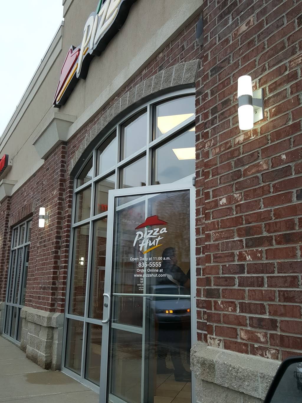 Pizza Hut | restaurant | 954 Janesville Rd Suite #3, Oregon, WI 53575, USA | 6088355555 OR +1 608-835-5555