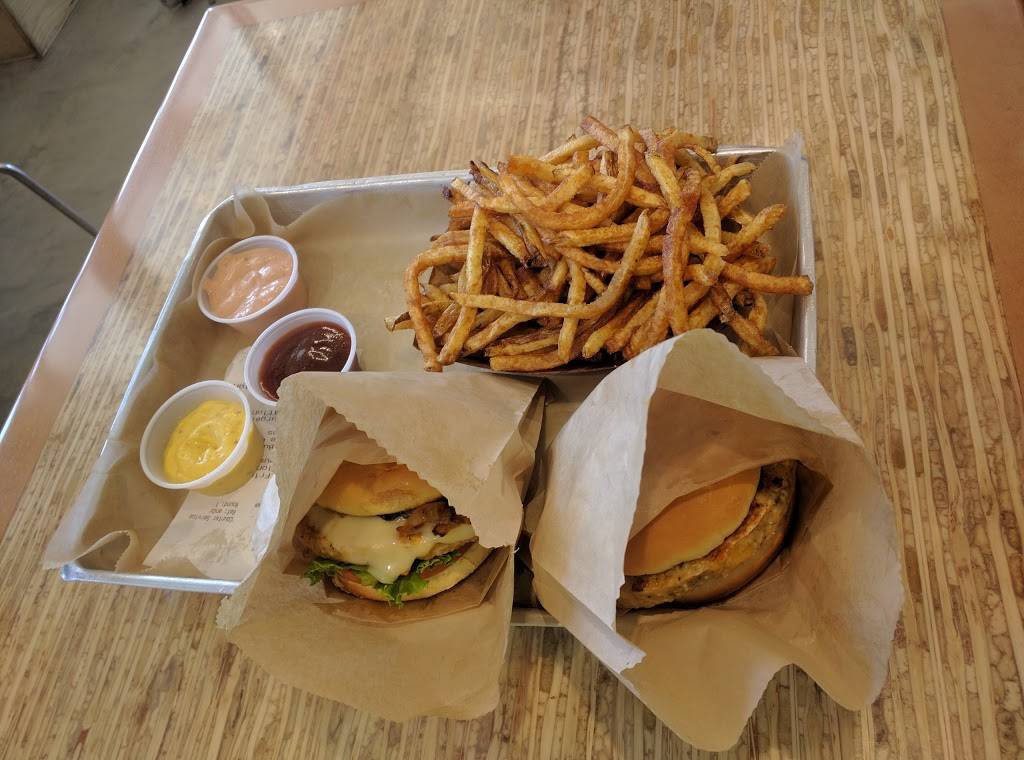 Elevation Burger | restaurant | 1 Stephen King Dr, Augusta, ME 04330, USA | 2076218541 OR +1 207-621-8541