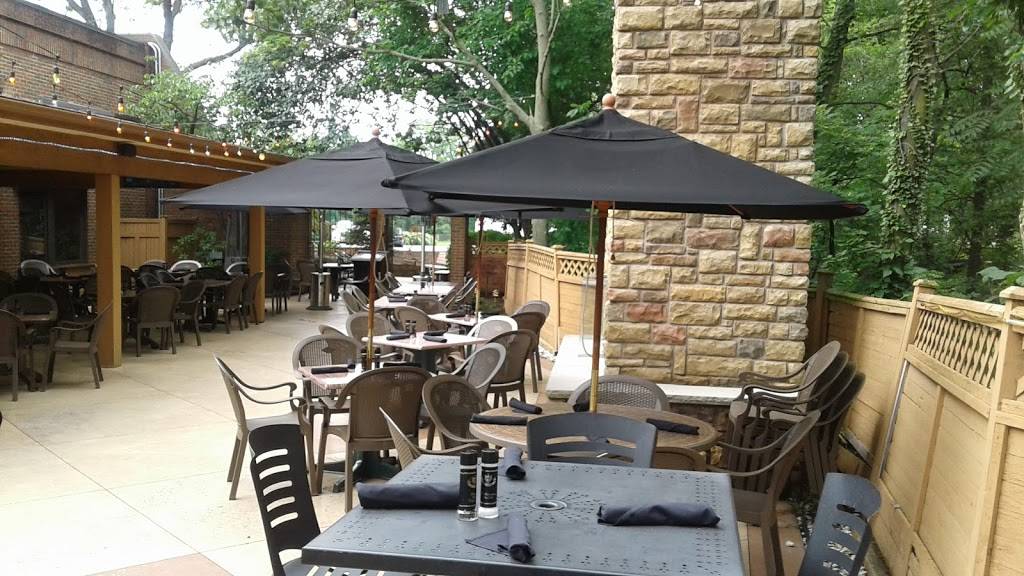 Houlihans | restaurant | 25651 Detroit Rd, Westlake, OH 44145, USA | 4408089090 OR +1 440-808-9090