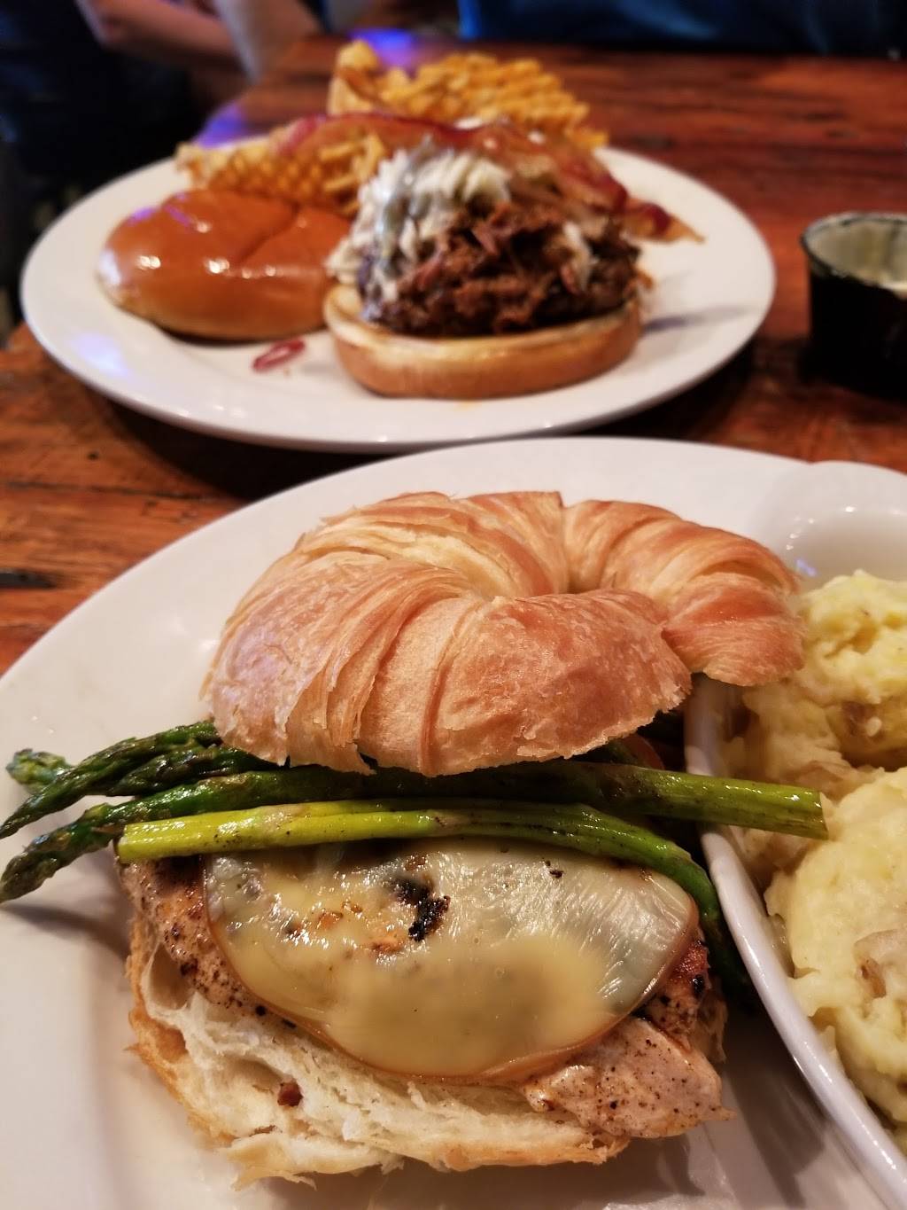 Savannah Taphouse | restaurant | 125 E Broughton St, Savannah, GA 31401, USA | 9122018277 OR +1 912-201-8277