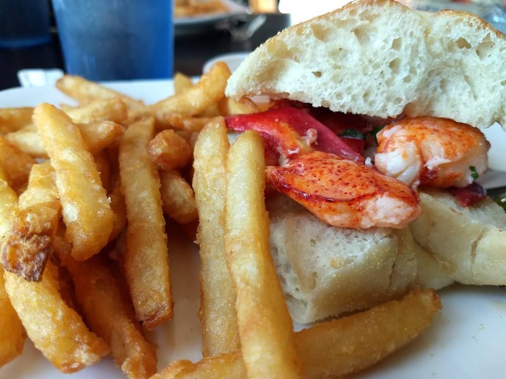 Off the Hook Bar & Grill | restaurant | 170 Ferry Blvd, Stratford, CT 06615, USA | 2036901777 OR +1 203-690-1777