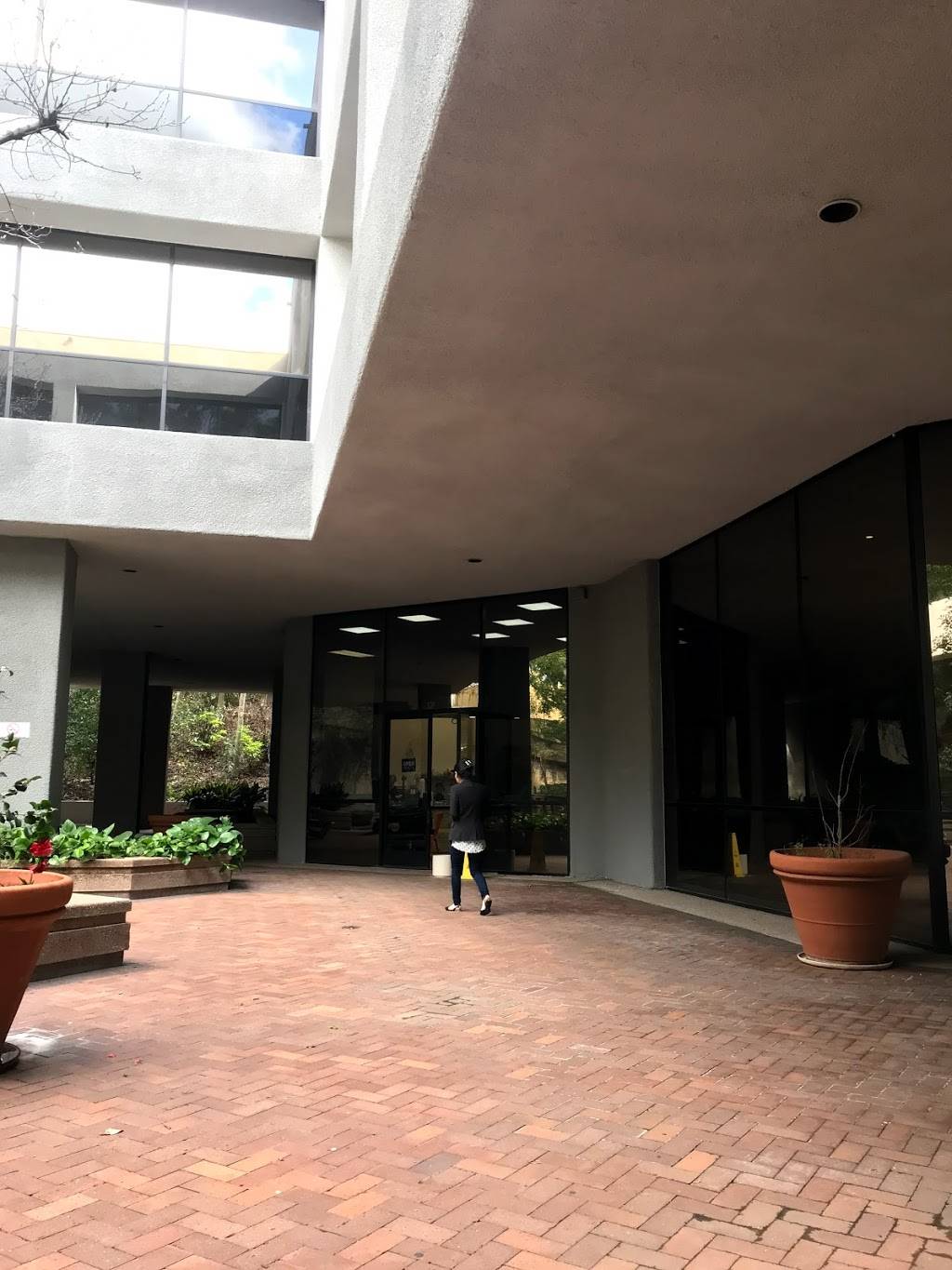 Hideout Cafe | restaurant | 20700 Ventura Blvd #120, Woodland Hills, CA 91364, USA | 8188359282 OR +1 818-835-9282