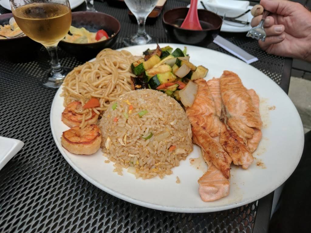 Sakura Teppanyaki & Sushi | restaurant | 730 W Diversey Pkwy, Chicago, IL 60614, USA | 7732482882 OR +1 773-248-2882