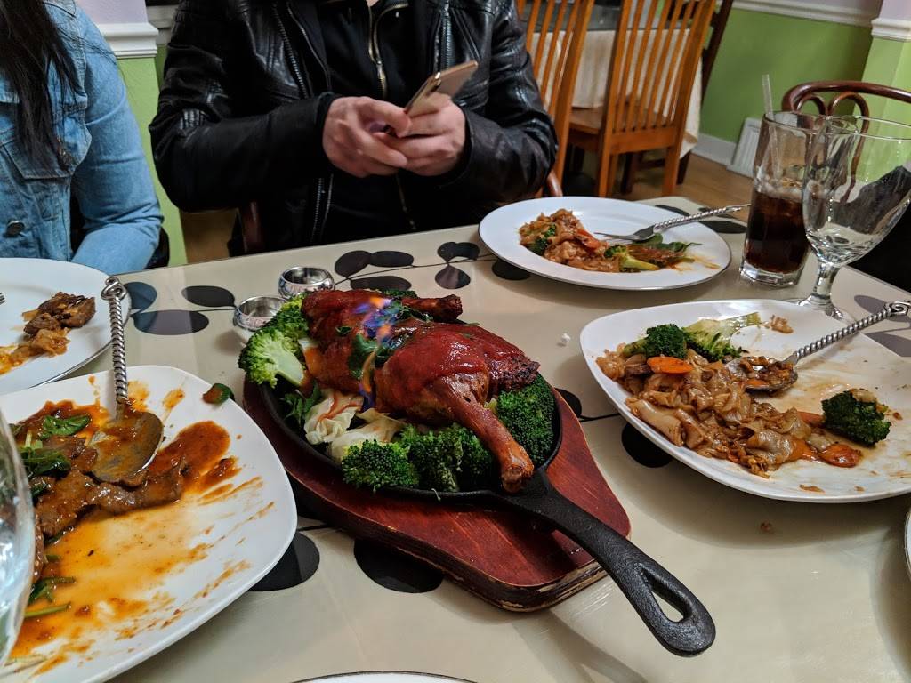 DEE Des Moines Thai Cuisine 21630 7th Place South | restaurant | 21630 7th Pl S, Des Moines, WA 98198, USA | 2068781205 OR +1 206-878-1205