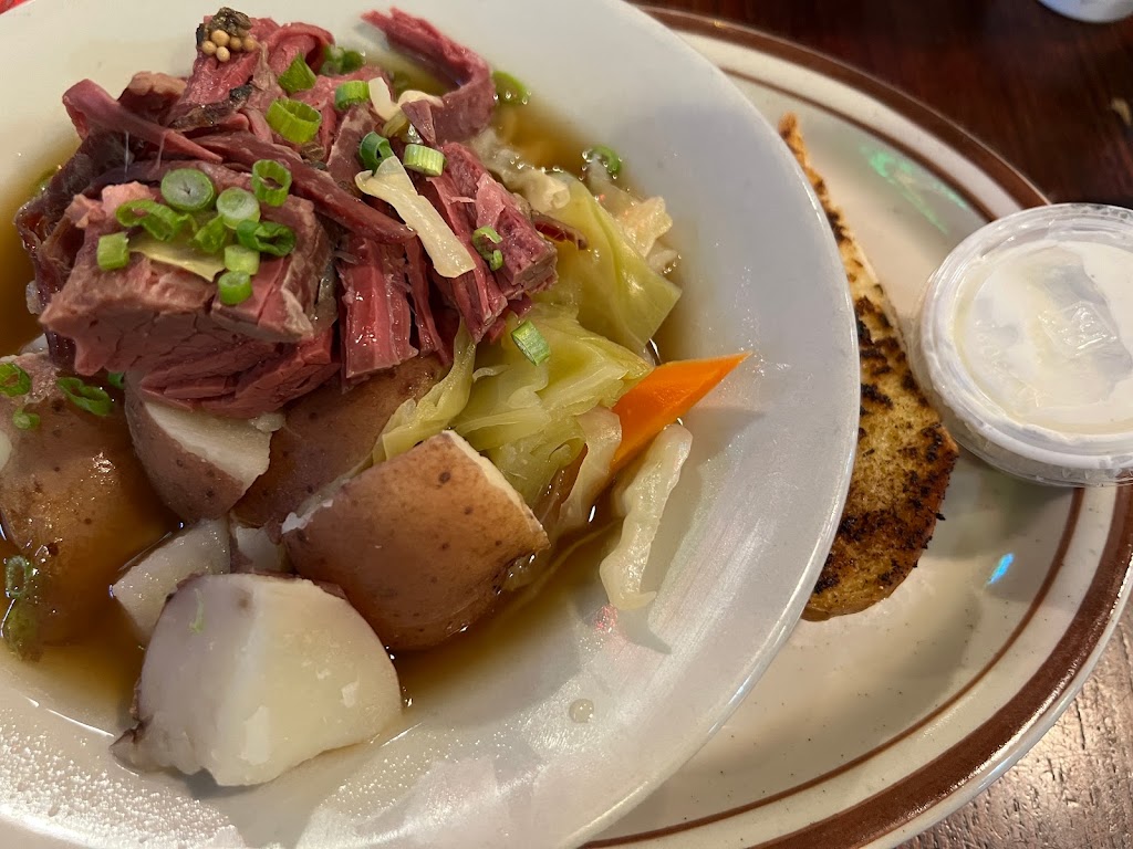 Big Es Sports Bar and Grill | restaurant | Square Loop, 1012 SE Cleveland Ave, Bend, OR 97702, USA | 5413895625 OR +1 541-389-5625