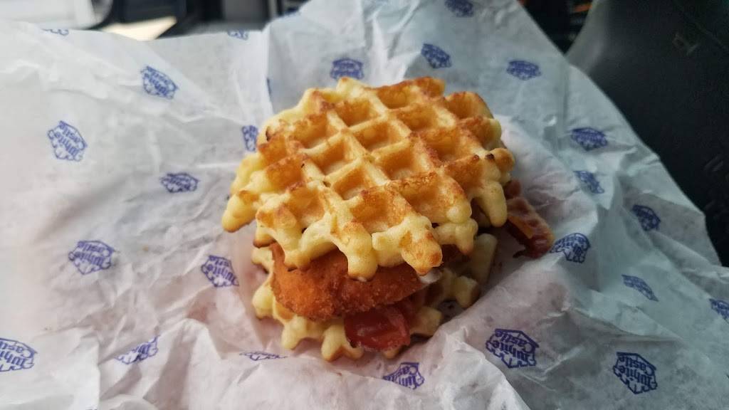 White Castle | restaurant | 3401 Clark Ln, Columbia, MO 65202, USA | 5738867829 OR +1 573-886-7829