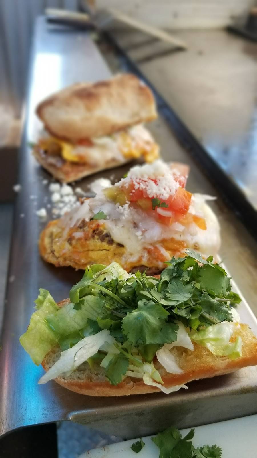 El Uli Mar Y Tierra | restaurant | 12852 Foothill Blvd, Sylmar, CA 91342, USA | 8188267445 OR +1 818-826-7445