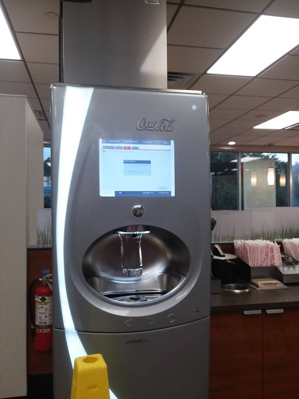 Wendys | restaurant | 6420 Amboy Rd, Staten Island, NY 10309, USA | 7189673911 OR +1 718-967-3911