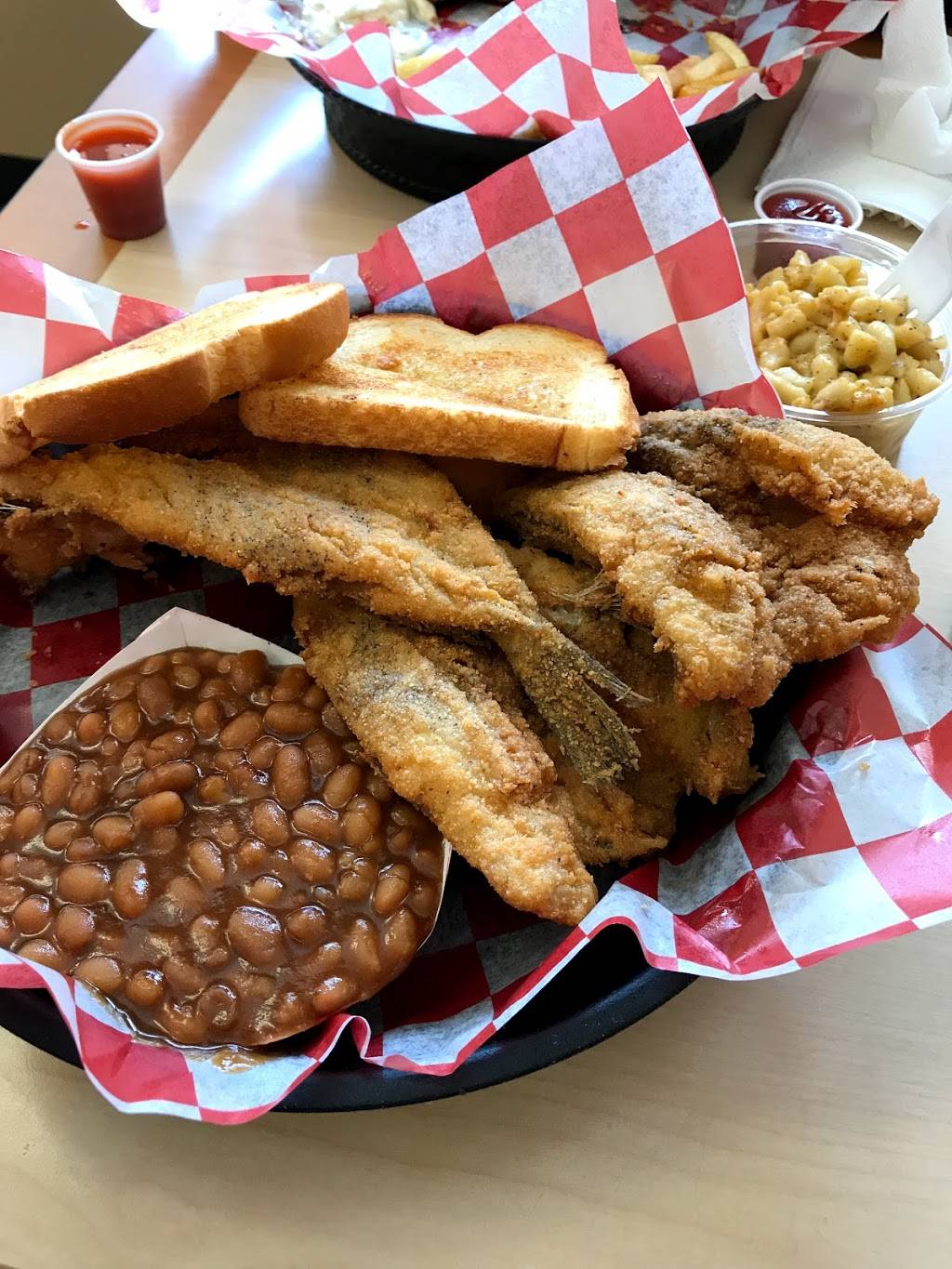 Hawks Fish & BBQ | restaurant | 3050 Williamsburg Rd, Henrico, VA 23231, USA | 8042228700 OR +1 804-222-8700