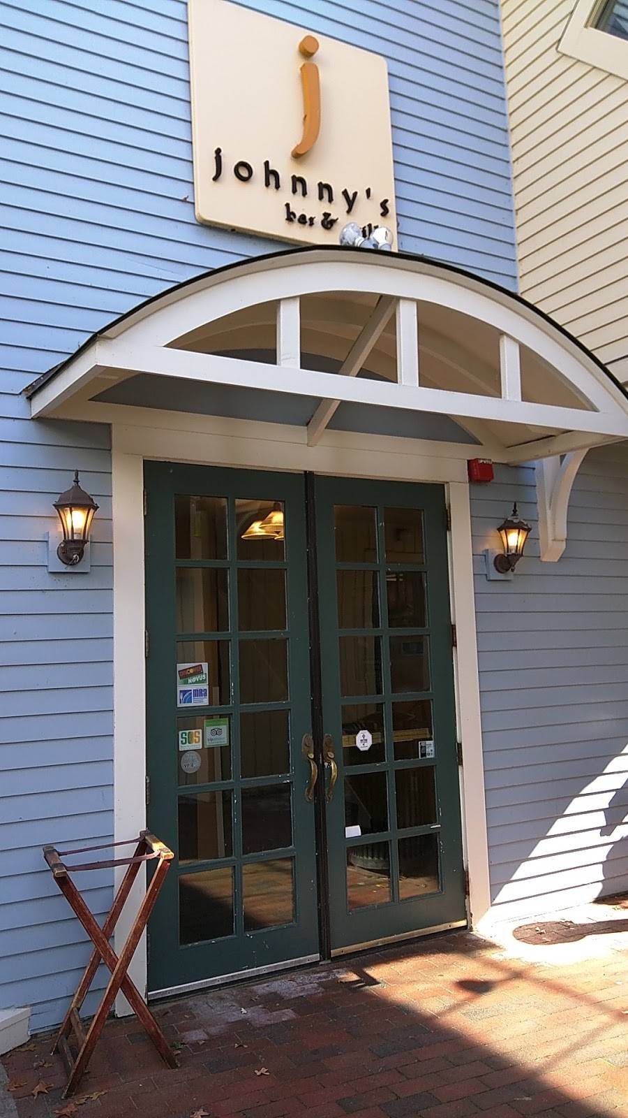 Johnnys Bar & Grille | restaurant | 23 College St, South Hadley, MA 01075, USA | 4135348222 OR +1 413-534-8222