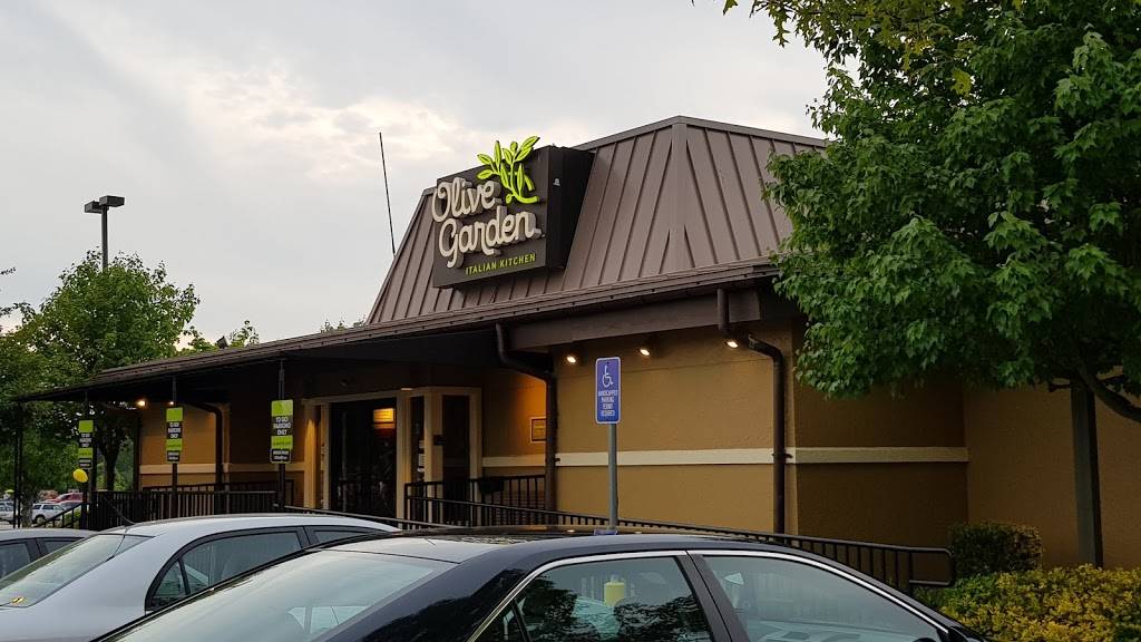 Olive Garden Italian Restaurant | meal takeaway | 31 Universal Blvd, Warwick, RI 02886, USA | 4018217322 OR +1 401-821-7322