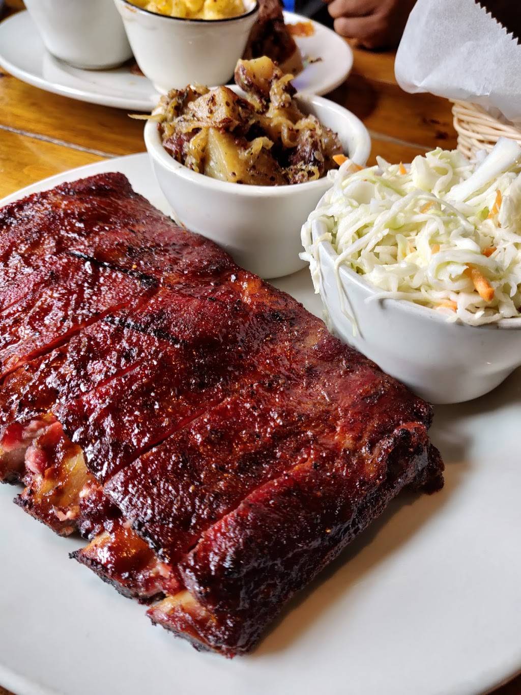 Hickory BBQ & Smokehouse | restaurant | 743 NY-28, Kingston, NY 12401, USA | 8453382424 OR +1 845-338-2424