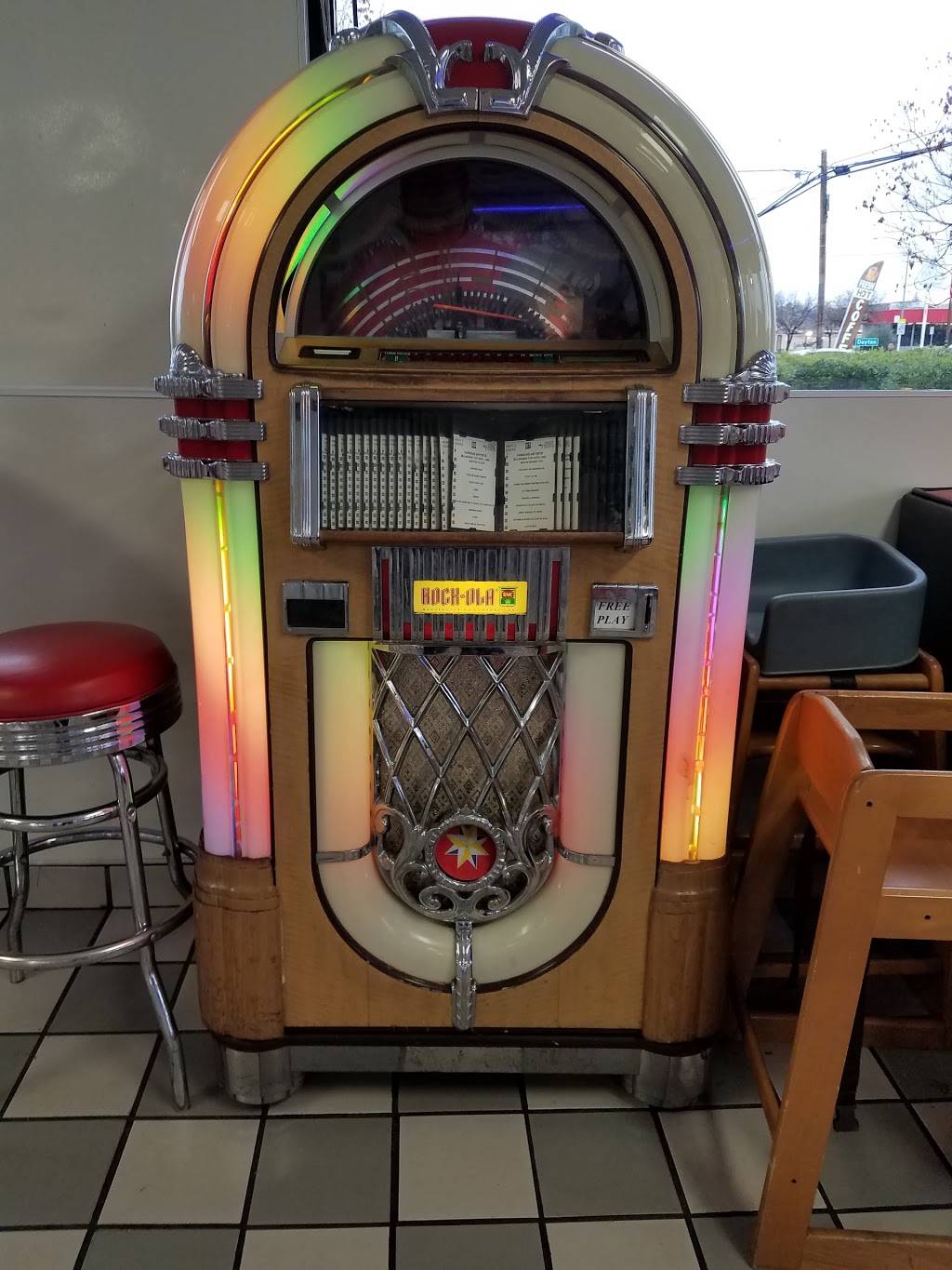 Fosters Freeze | restaurant | 3377 North Cedar Drive, Fresno, CA 93726, USA | 5592225384 OR +1 559-222-5384