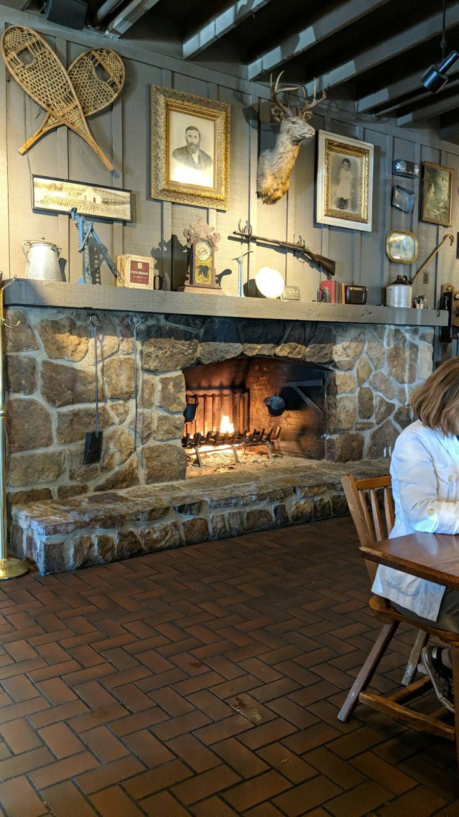 Cracker Barrel Old Country Store | restaurant | 225 Lakewood Dr, Batesville, MS 38606, USA | 6625636363 OR +1 662-563-6363