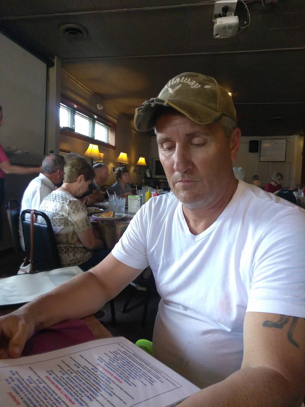 Lloyds Bar & Grill | restaurant | 8961 Macomb St, Grosse Ile Township, MI 48138, USA | 7346753117 OR +1 734-675-3117