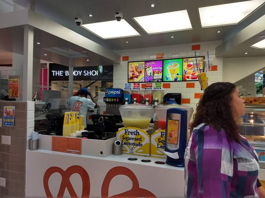 Wetzels Pretzels | restaurant | 60 E Broadway, Bloomington, MN 55425, USA | 9524267694 OR +1 952-426-7694