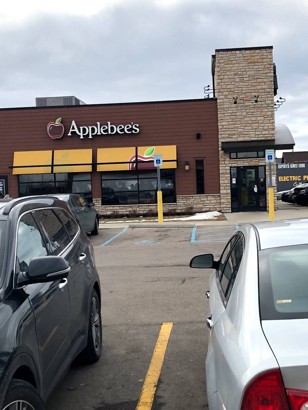 Applebees Grill + Bar | restaurant | 2111 W 8 Mile Rd, Detroit, MI 48203, USA | 3135865980 OR +1 313-586-5980