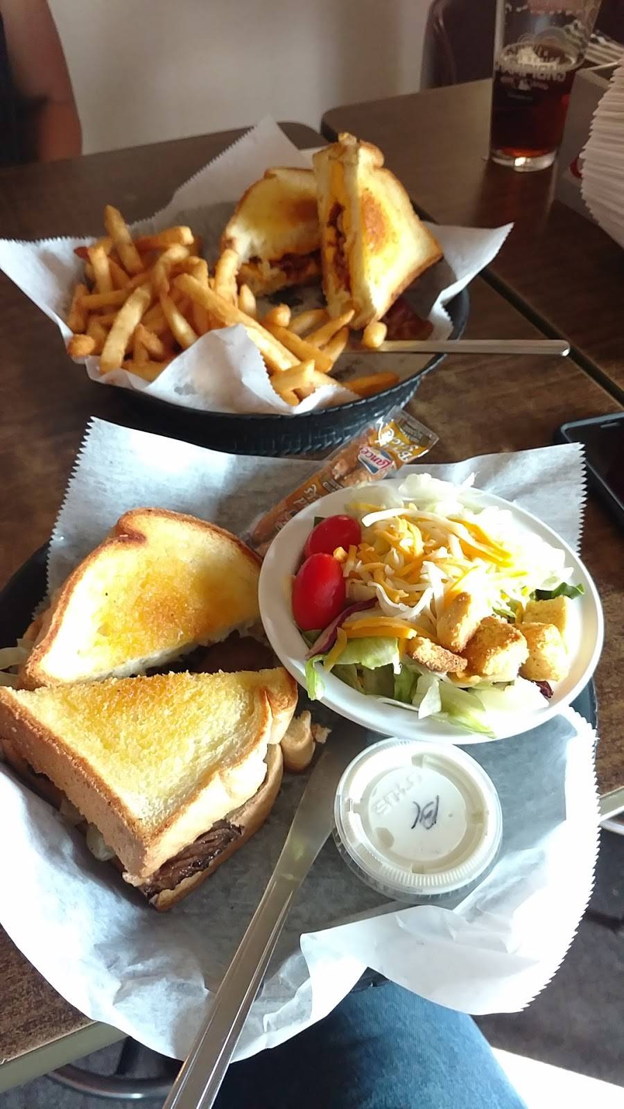 Cabin Fever Bar & Grill | restaurant | 5220 Trompeter Rd, Peru, IL 61354, USA | 8152241099 OR +1 815-224-1099