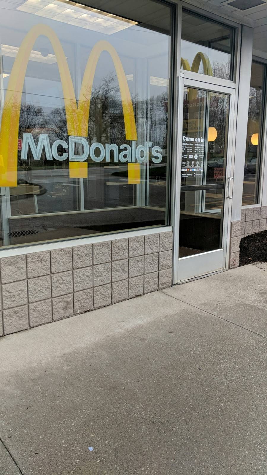 McDonalds | cafe | 3713 17th St SW, Canton, OH 44706, USA | 3304789960 OR +1 330-478-9960