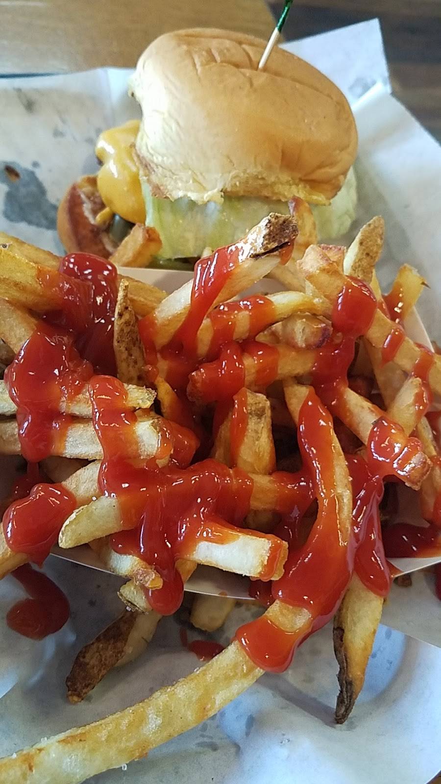 Crave Burgers and Wings | restaurant | 12195 GA-92 suite 104, Woodstock, GA 30188, USA | 6789092658 OR +1 678-909-2658