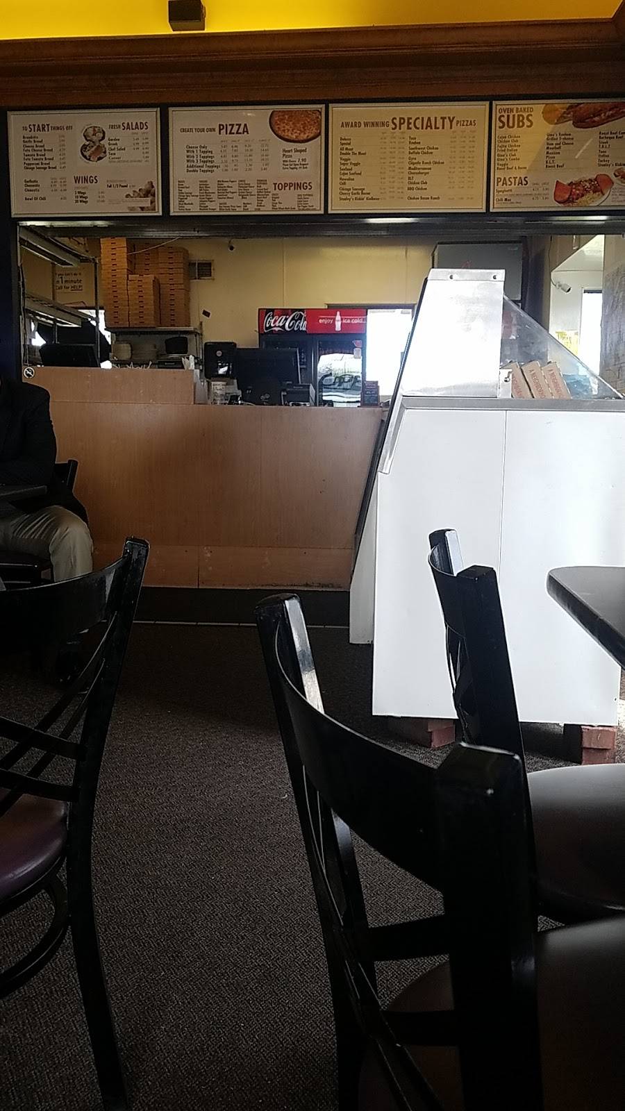 Ginos Pizza & Spaghetti House | restaurant | 2670 Woodville Rd, Northwood, OH 43619, USA | 4196904466 OR +1 419-690-4466