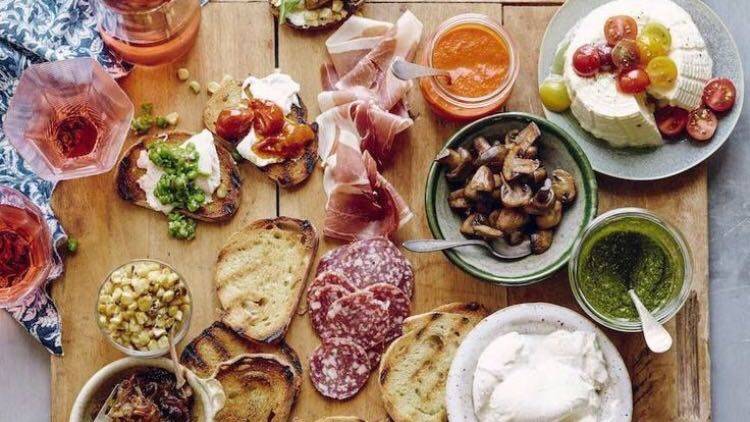 Downtown Wine and Cheese | restaurant | 113 N Main St, Gainesville, FL 32601, USA | 3522221348 OR +1 352-222-1348