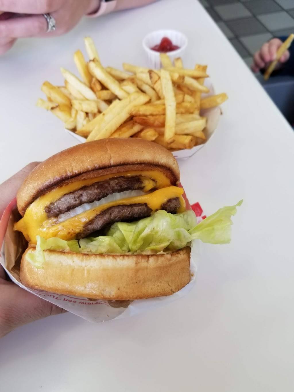 In-N-Out Burger | restaurant | 1375 Sunsweet Blvd, Yuba City, CA 95993, USA | 8007861000 OR +1 800-786-1000