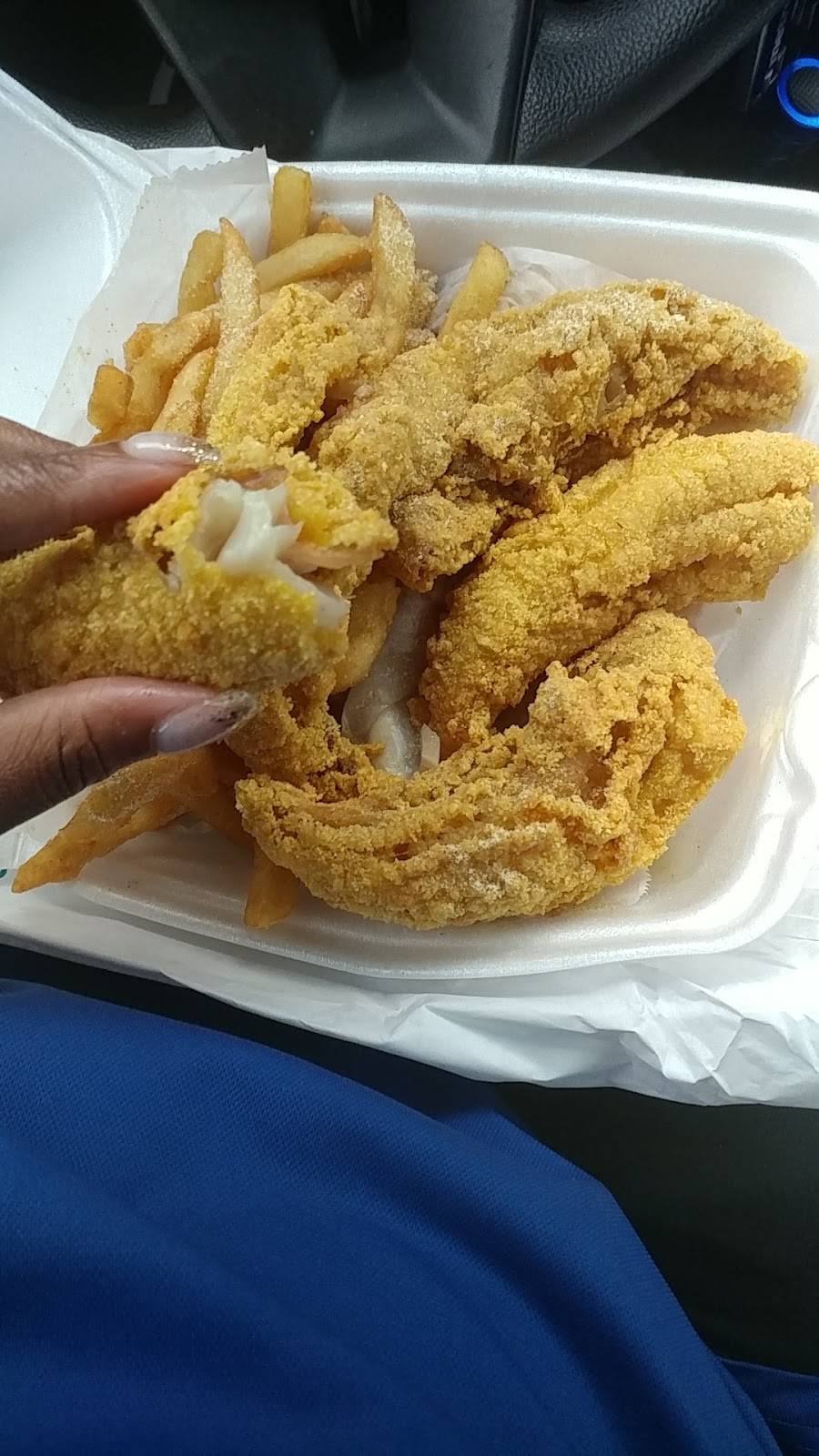 Sharks Fish & Chicken | restaurant | 5834 W Villard Ave, Milwaukee, WI 53218, USA | 4144648888 OR +1 414-464-8888