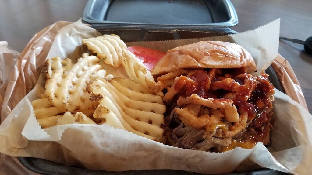 Pigs Eatin’ Ribs | restaurant | 1418 Bridge St, Charlevoix, MI 49720, USA | 2315477447 OR +1 231-547-7447