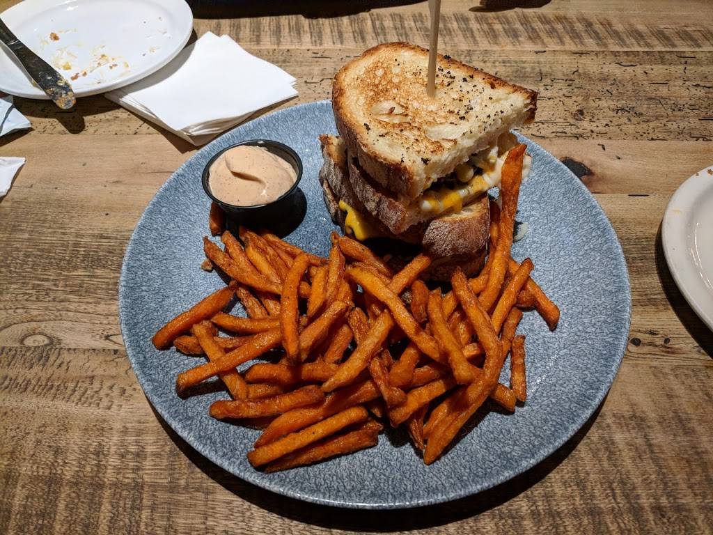 Kelseys Original Roadhouse | restaurant | 195 Consumers Dr, Whitby, ON L1N 1C4, Canada | 9056650605 OR +1 905-665-0605