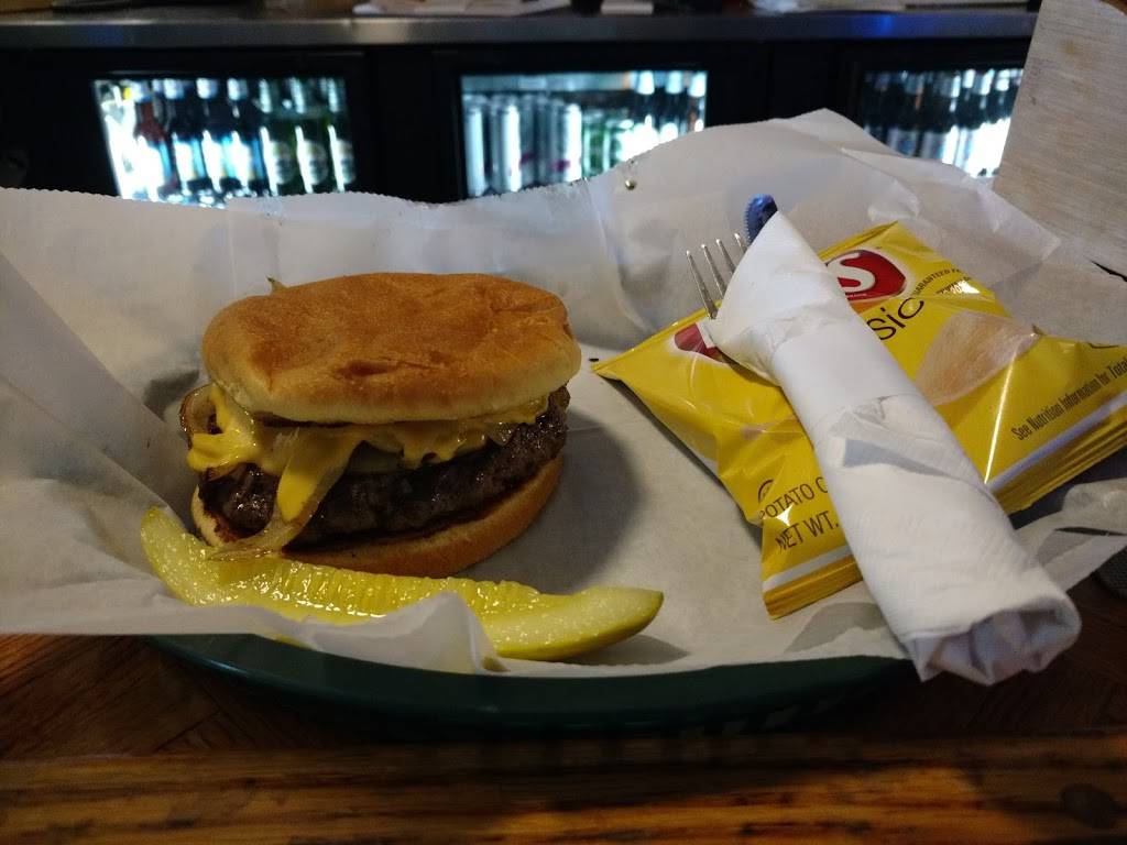 Slick Willys | restaurant | 2301 12th Ave, South Milwaukee, WI 53172, USA | 4147621974 OR +1 414-762-1974