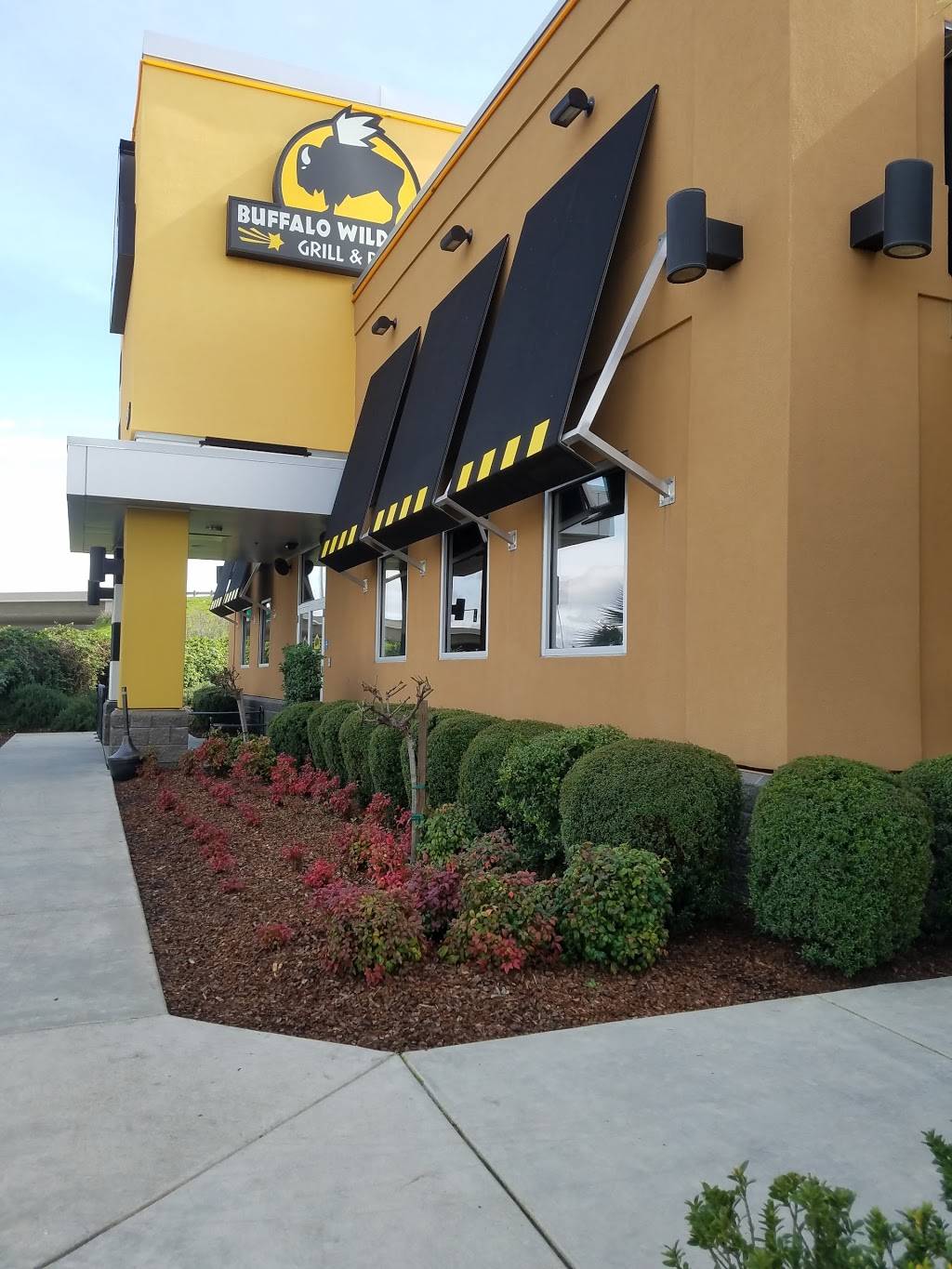 Buffalo Wild Wings | meal takeaway | 3065 E Shaw Ave, Fresno, CA 93710, USA | 5593489080 OR +1 559-348-9080