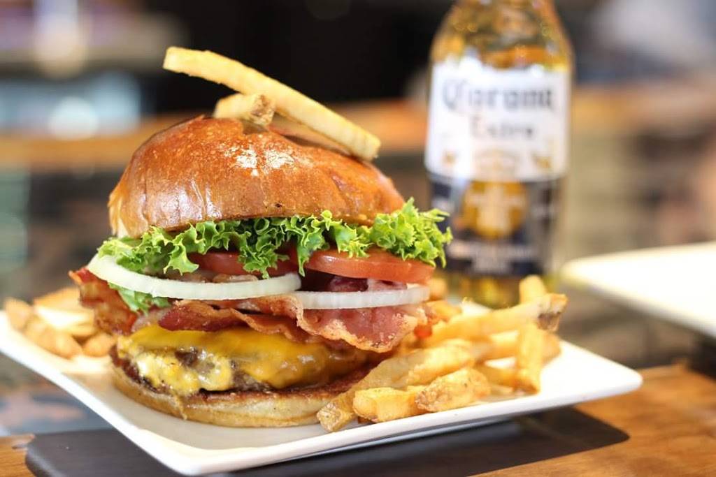 Chomp Burger | restaurant | 240 N Main St, Adrian, MI 49221, USA | 5174388384 OR +1 517-438-8384