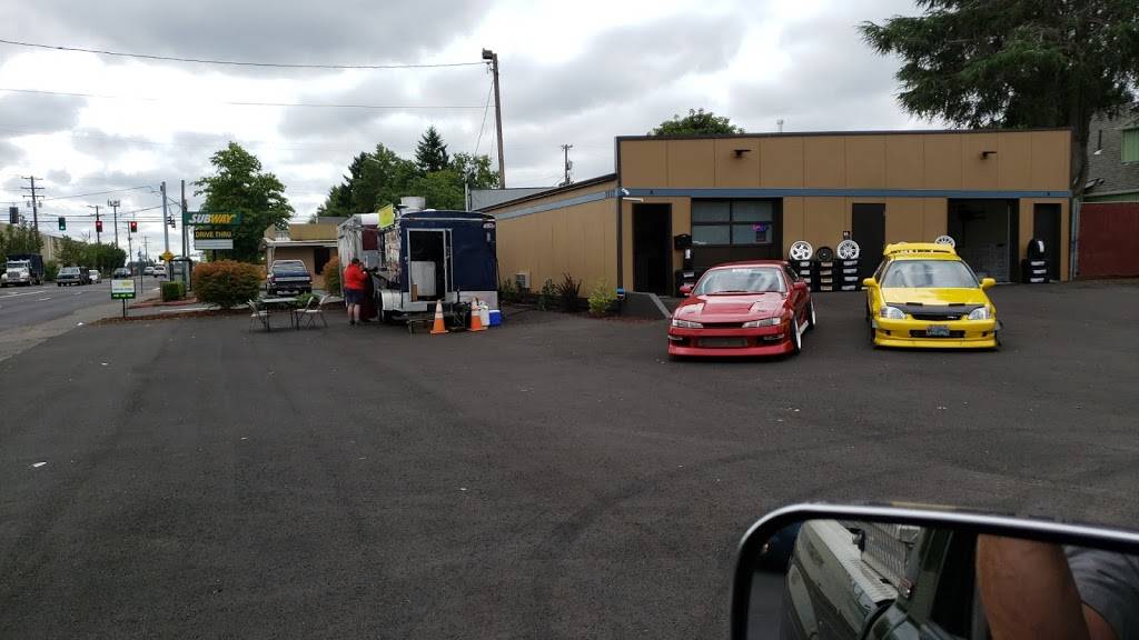 82nd Thai Basil food cart | restaurant | 3137 NE 82nd Ave, Portland, OR 97220, USA | 5038873806 OR +1 503-887-3806