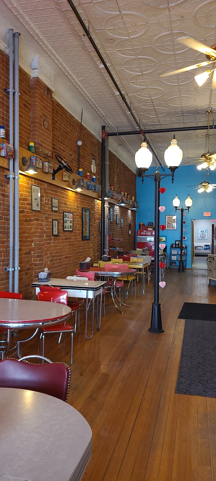 Hungry Charlies Lunchbox | restaurant | 206 E 4th St, Waterloo, IA 50703, USA | 3196109355 OR +1 319-610-9355