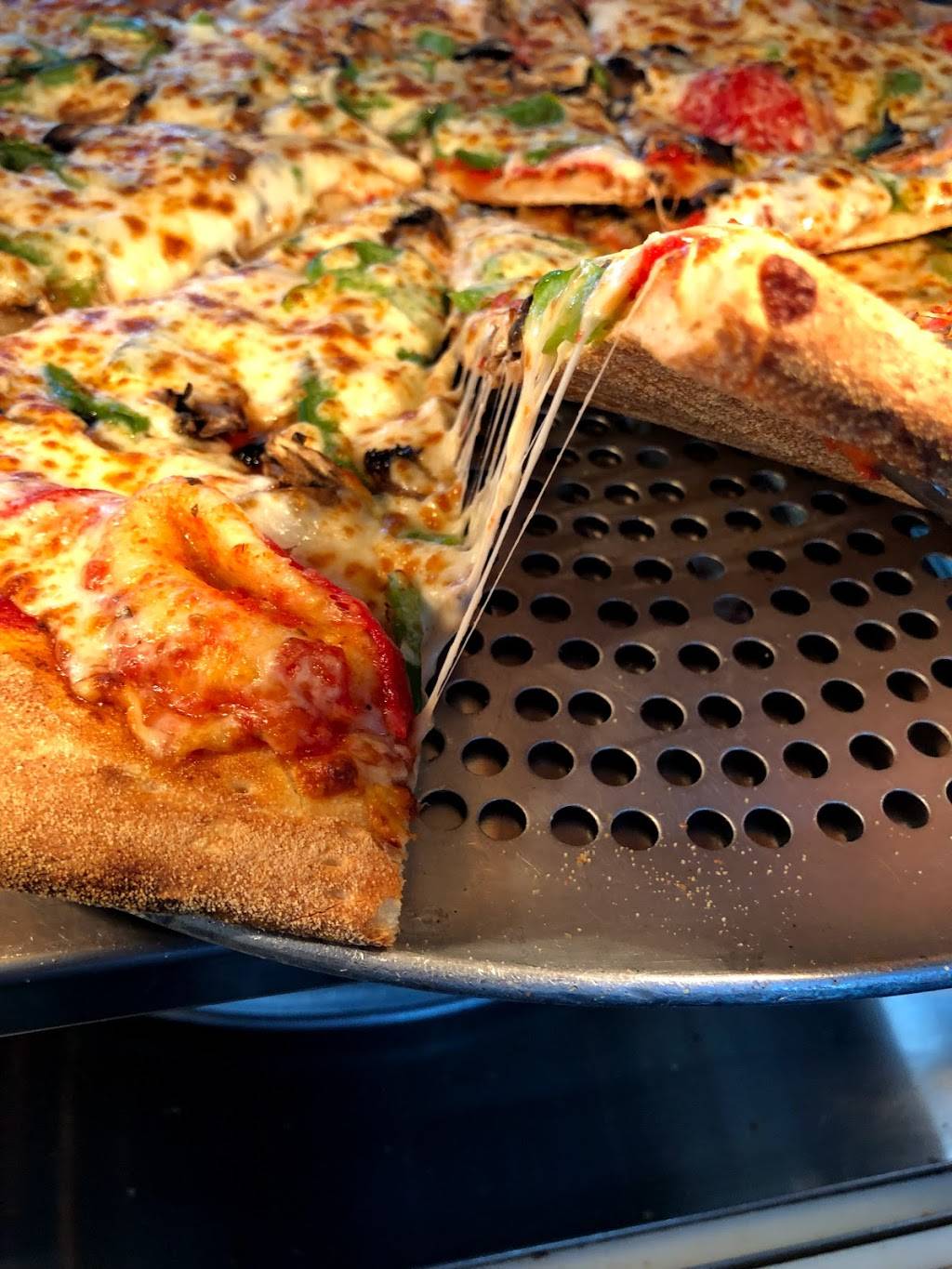 Pizza Charlevoix | restaurant | 2563 Rue Centre, Montréal, QC H3K 1J9, Canada | 5149330514 OR +1 514-933-0514