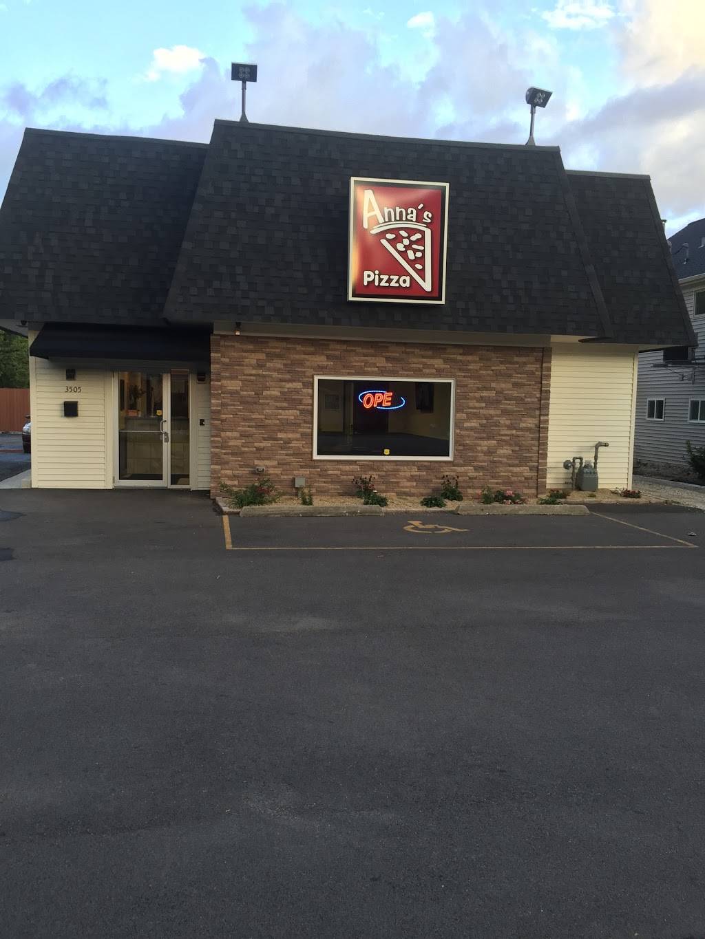 Annas Pizza | restaurant | 3505 N Main St, Rockford, IL 61103, USA | 8159632662 OR +1 815-963-2662