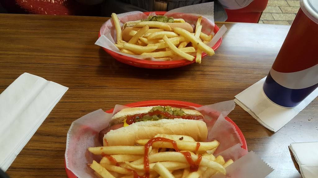 Arnies Dog House | restaurant | 8125 Calumet Ave, Munster, IN 46321, USA | 2198362867 OR +1 219-836-2867