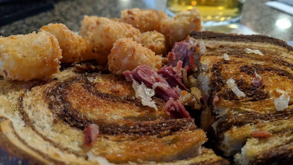 McDuffs Bar and Grille | restaurant | 105 E Superior St, Wayland, MI 49348, USA | 2697922257 OR +1 269-792-2257