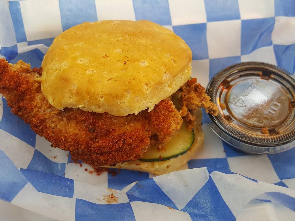 Dots Nashville Hot Chicken | restaurant | 617 N College Ave, Fayetteville, AR 72701, USA | 4794455885 OR +1 479-445-5885