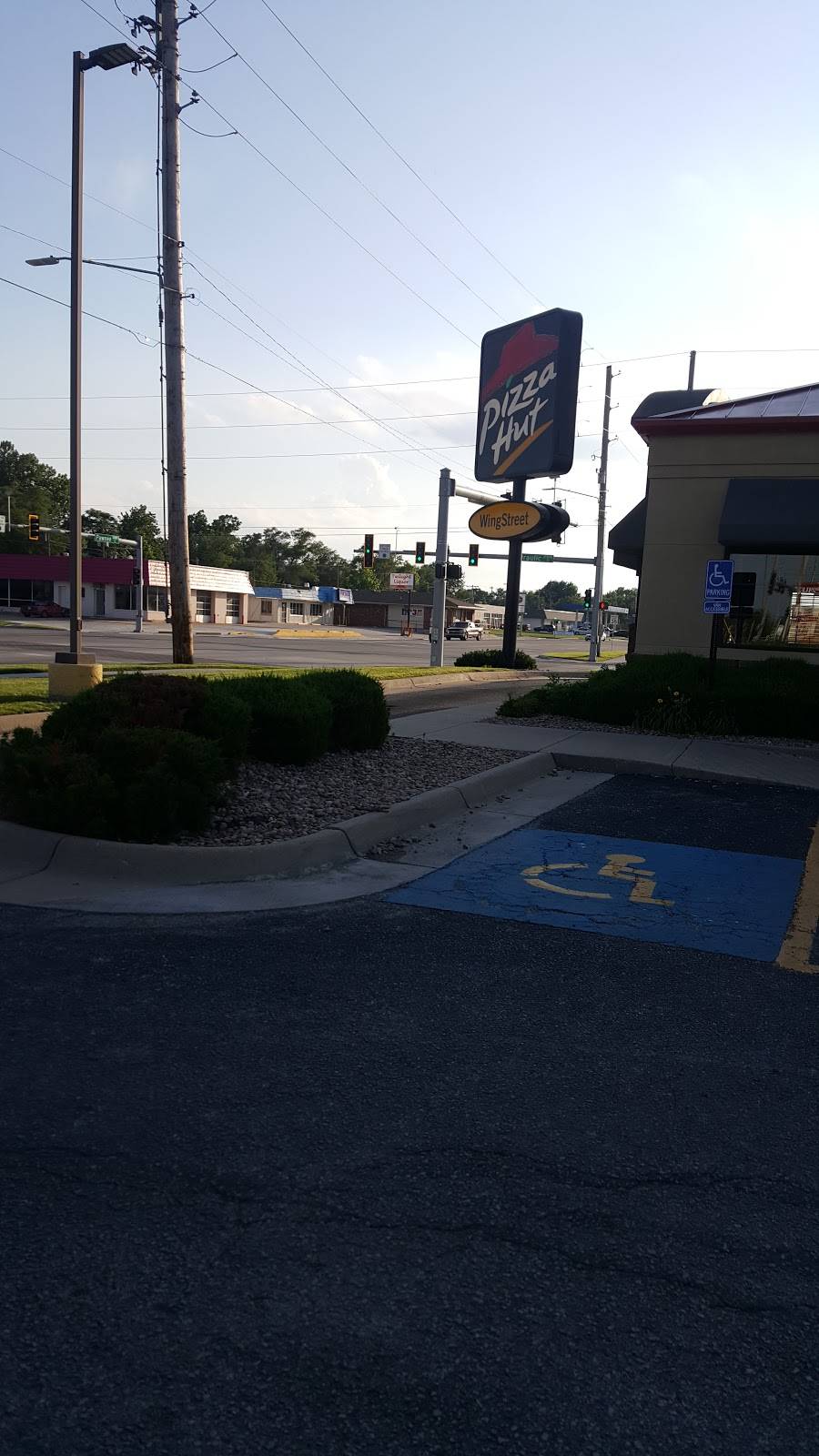 Pizza Hut | meal delivery | 1708 E Pawnee St, Wichita, KS 67211, USA | 3162636333 OR +1 316-263-6333