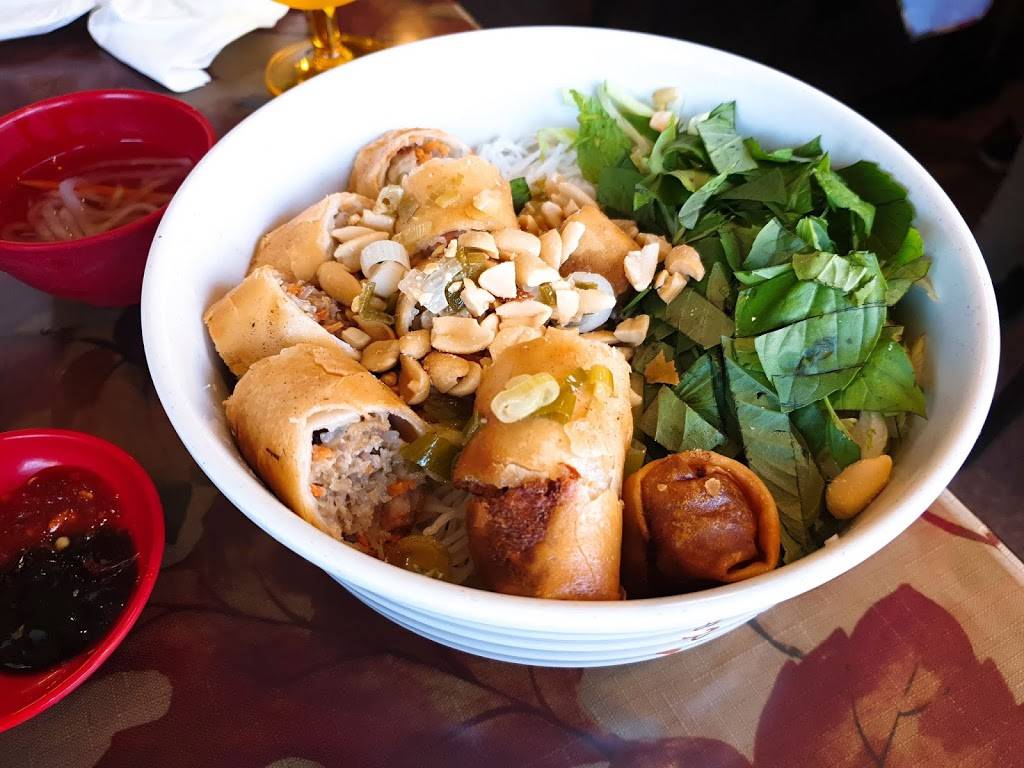 Co Cham | restaurant | 780 Somerset St W, Ottawa, ON K1R 6R1, Canada | 6135676050 OR +1 613-567-6050