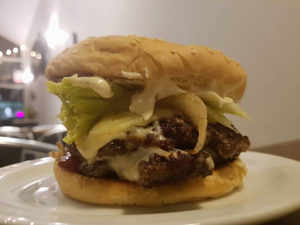 Victory Burger | meal takeaway | 1365 Wilson Ave, North York, ON M3M 1H7, Canada | 6473444033 OR +1 647-344-4033