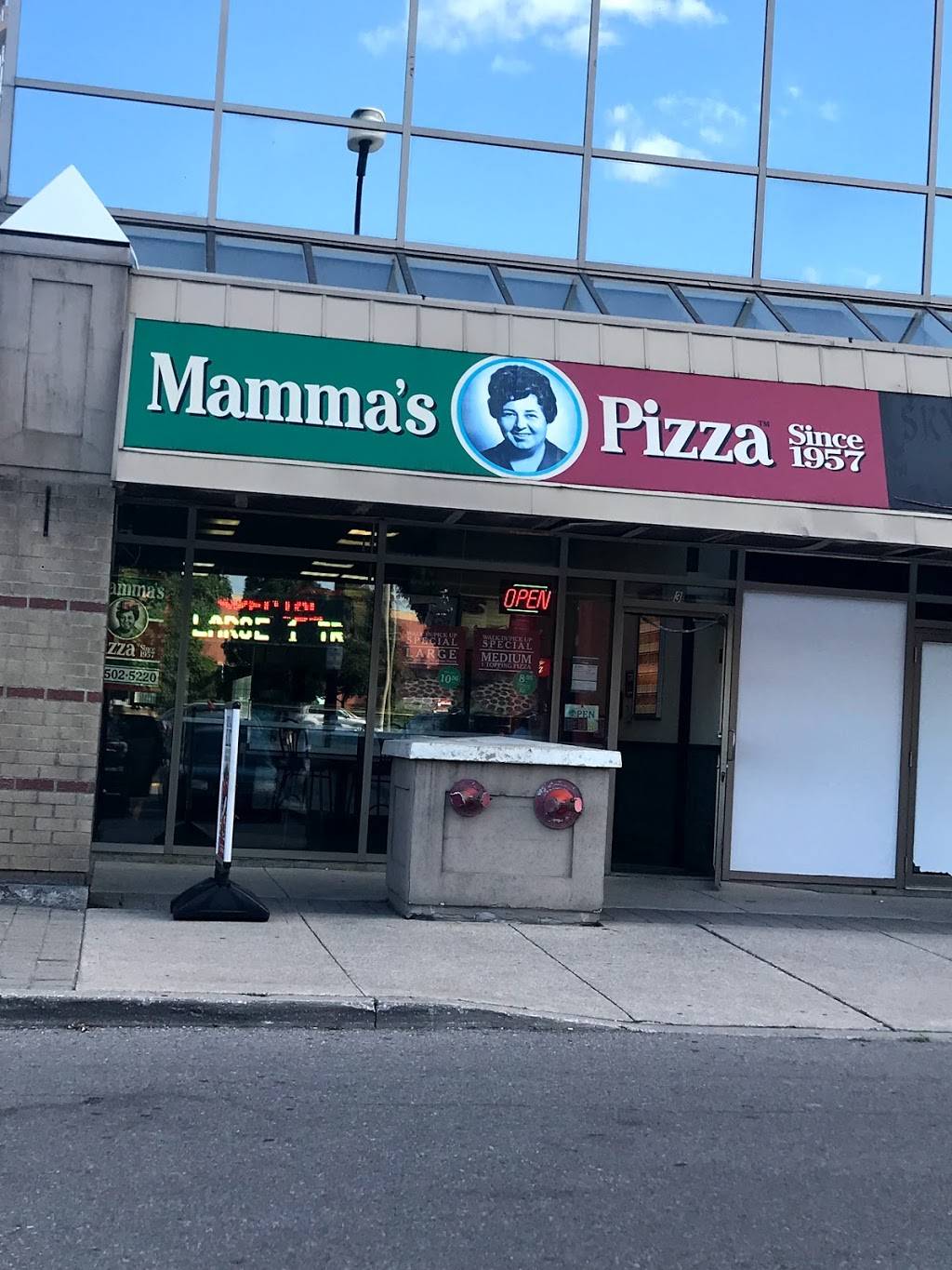 Mammas Pizza | restaurant | 30 Eglinton Ave W, Mississauga, ON L5R 0C1, Canada | 9055025220 OR +1 905-502-5220