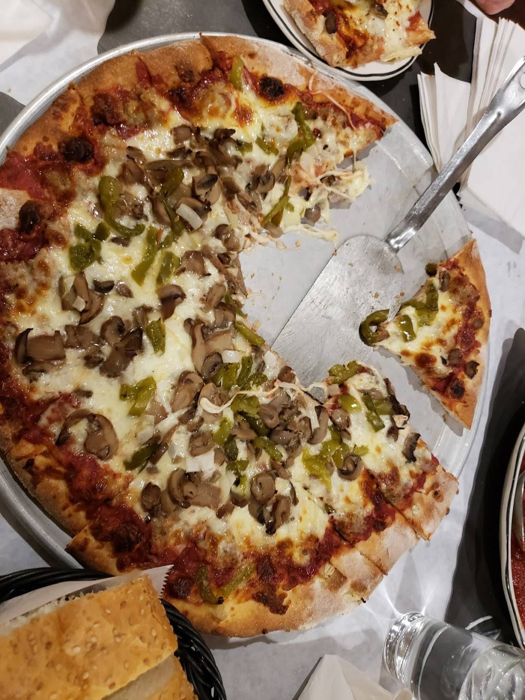 Filippos Italian Restaurant | restaurant | 6915 W Lincoln Ave, Milwaukee, WI 53219, USA | 4143214040 OR +1 414-321-4040