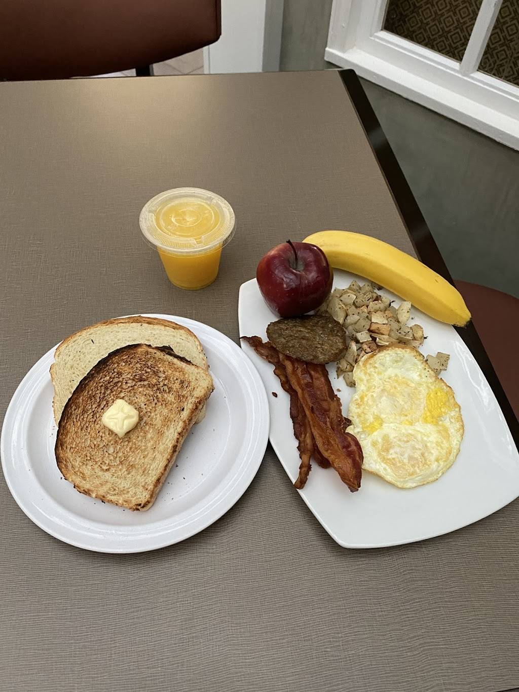 Le Biarritz Spirit | restaurant | 2642 Newport Blvd, Costa Mesa, CA 92627, USA | 9494269152 OR +1 949-426-9152