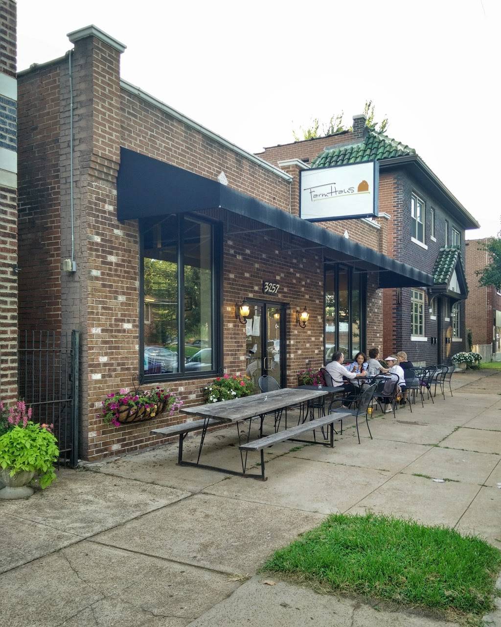 FarmHaus Restaurant | restaurant | 3257 Ivanhoe Ave, St. Louis, MO 63139, USA | 3146473800 OR +1 314-647-3800