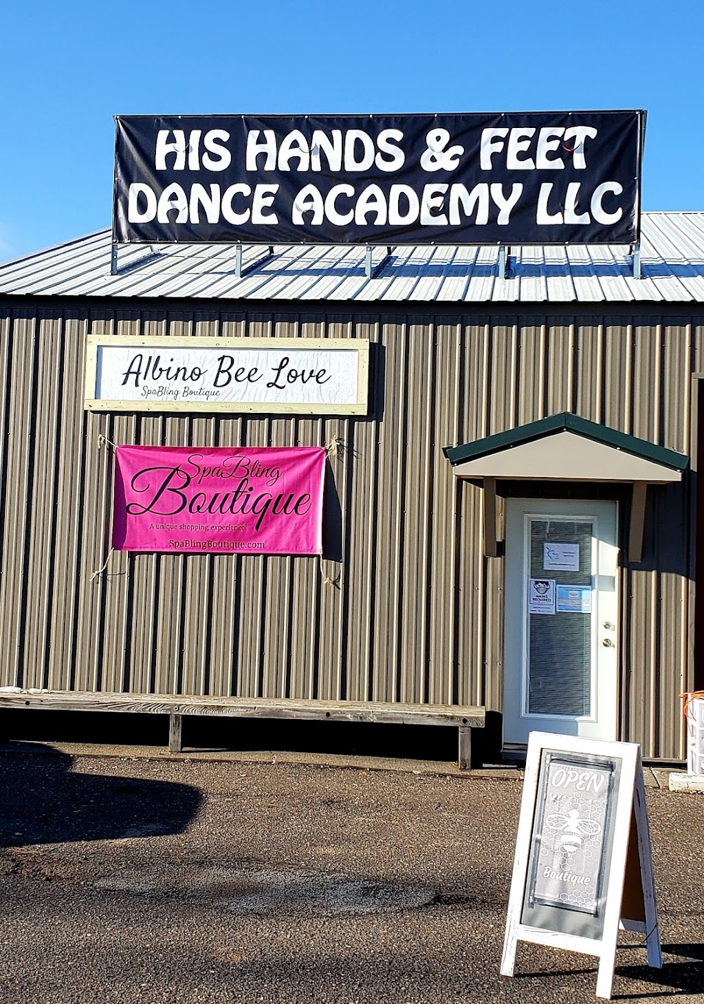 Albino Bee Love | cafe | 1000 5th St SE, Milaca, MN 56353, USA | 3209835556 OR +1 320-983-5556